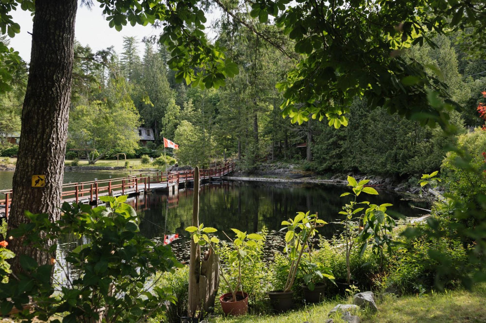 红宝石湖度假酒店 Madeira Park 外观 照片